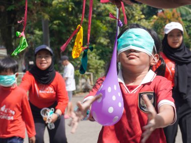 Bandung, Endonezya - 17 Ağustos 2024; Endonezya 'nın bağımsızlık gününü kutlamak amacıyla çocuk katılımcılar için 