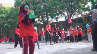 Bandung, Endonezya - 17 Ağustos 2024; Endonezya 'nın bağımsızlık gününü kutlamak amacıyla çocuk katılımcılar için 
