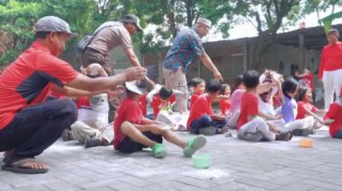Bandung, Endonezya - 17 Ağustos 2024; Endonezya 'nın bağımsızlık gününü kutlamak amacıyla yarışmaya katılan çocuklar için tabak kullanarak 