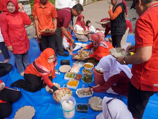 Bandung, Endonezya-17 Ağustos 2024; Botram faaliyetleri, birlikte yemek kültürleri tipik Sundanlılar, Batı Java. Her misafir, genellikle paylaşmak için kendi pişirdiği farklı bir yemeğe katkıda bulunur.