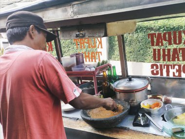 Bandung, Endonezya - 20 Ağustos 2024; Batı Java sokak yemekleri satıcısı 