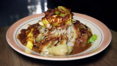 Bir tabak tipik Batı Java sokak yemeği 