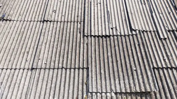 Eski asbest beton çatı çarşafları, asbest çatı, kıvrımlı asbest beton çatı örtüsü, kıvrımlı paneller.