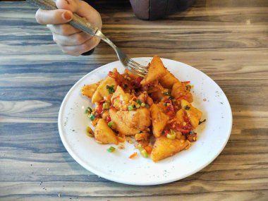 Bir tabak çıtır Tahu Cabe Garam (acılı tuzlu tofu) aperatifleri. Kurutulmuş kırmızı ve yeşil biberli baharatlı tofu.