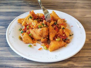 Bir tabak çıtır Tahu Cabe Garam (acılı tuzlu tofu) aperatifleri. Kurutulmuş kırmızı ve yeşil biberli baharatlı tofu.