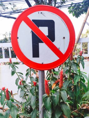 Bir trafik levhası, park yeri yok işareti koyu kırmızı bir daire ve kesme.