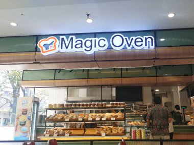 Bandung, Endonezya - 28 Ağustos 2024; Magic Oven marka fırın ve pasta dükkanı ve müşterileri