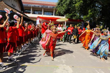 Bandung, Endonezya - 11 Kasım 2014; Batı Java 'dan' Tari Merak or Peacock Dance 