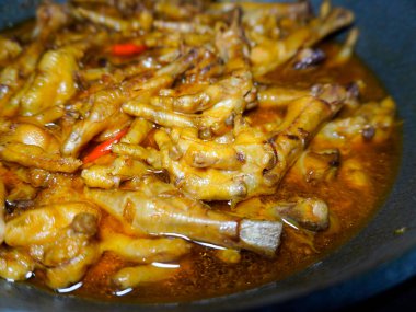 İstiridye sosunda pişirilmiş tavuk ayağı, ev yapımı yemek tarifi.