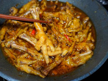 İstiridye sosunda pişirilmiş tavuk ayağı, ev yapımı yemek tarifi.