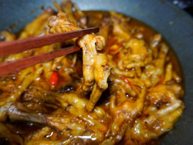 İstiridye sosunda pişirilmiş tavuk ayağı, ev yapımı yemek tarifi.