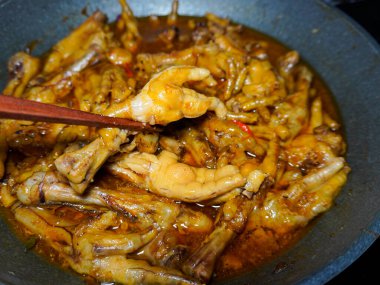 İstiridye sosunda pişirilmiş tavuk ayağı, ev yapımı yemek tarifi.