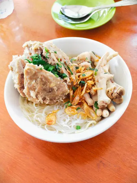 Vermicelli ile karıştırılmış bir kase köfte, büyük et tendon köftesi, tavuk ayağı ve kaosin sebzesi.