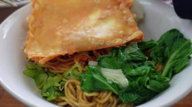 Bir kase erişte pakcoy sebzeli ve kızarmış wonton krakeri