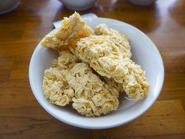 Atıştırmalıklar için kurutulmuş çıtır tofu derisi ya da köfte tezgahında meze.