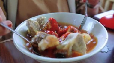 Bir kase köfte ve baharatlı erişteli pirzola iştah açıcı görünüyor. Erişte, vermicelli, pak choy sebze, orta boy sığır köftesi ve biftek kaburgalarından oluşuyor.