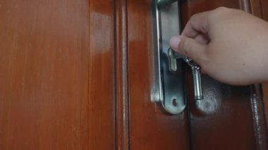 Evden çıkmadan önce kapıyı kapat ve güvenlik için kapıyı kilitle.