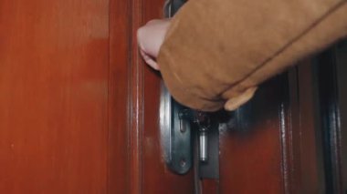 Evden çıkmadan önce kapıyı kapat ve güvenlik için kapıyı kilitle.