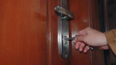 Odaya girmek için tahta kapıyı aç.