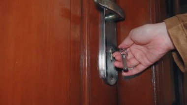 Evden çıkmadan önce kapıyı kapat ve güvenlik için kapıyı kilitle.