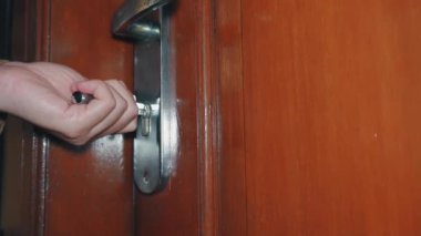 Odaya girmek için tahta kapıyı aç.