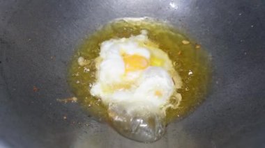 Tavada yumurta pişirmek, ev mutfağı.