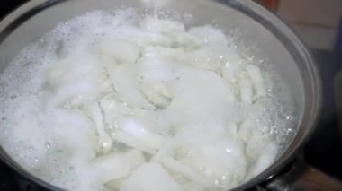 Soto bant gübresi yapımında temel bir bileşen olarak şalgam kaynatma süreci