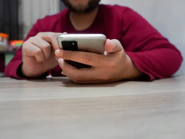 Akıllı telefon kullanan, ekranda kaydıran ve tıklatan bir adam