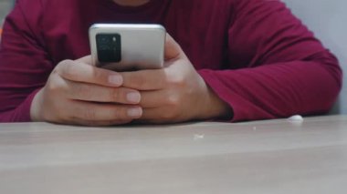 Akıllı telefon kullanan, ekranı dinleyen bir adam.