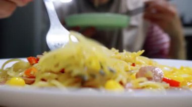 Birlikte aglio e olio spagetti yiyorlar evde füme sığır eti ve rendelenmiş mısırla tarifi yapıyorlar.
