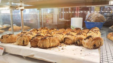 Bolen lilit pisang (Muz bükme boleni) pastanedeki cam vitrinlerdeki ahşap tepsilerde 