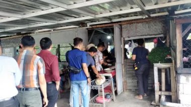 Bandung, Endonezya - 2 Ekim 2024; Ev yapımı yemekleri uygun fiyatlara sunan geleneksel gıda dükkanında kalabalık