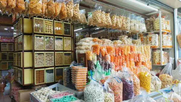 Bandung, Endonezya - 5 Ekim 2024; Bandung şehrinin tipik ev yapımı abur cubur ürünleri satan bir dükkan.