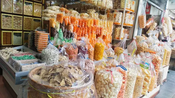 Bandung, Endonezya - 5 Ekim 2024; Bandung şehrinin tipik ev yapımı abur cubur ürünleri satan bir dükkan.
