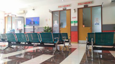 Bandung, Endonezya - 3 Ekim 2024; sağlık kliniğinde boş bekleme odası