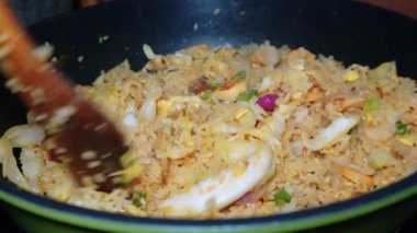 Lezzetli pilav ve sebze karışımı sosis, lahana, mutfakta kırmızı biber.