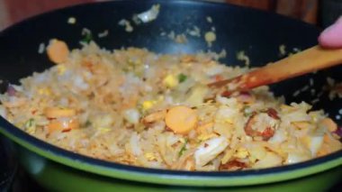 Lezzetli pilav ve sebze karışımı sosis, lahana, mutfakta kırmızı biber.