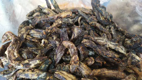 Sale Pisang (Banana Salai), kurutma ve tüttürme, dilimleme ve güneşte kurutma ile yapılan işlenmiş muzdan yapılan bir aperatiftir. Muz dumanının kendine özgü tatlı bir tadı ve aroması vardır.