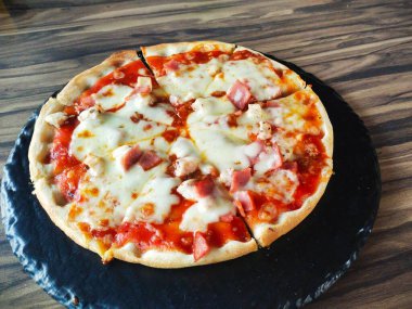 Tahta masada ev yapımı sekiz dilim et sever pizza tarifi.