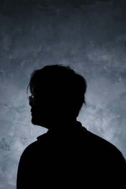 Yan görünüş vücut silueti koyu soyut bir arkaplanda bir adamın portresi