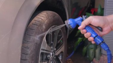 Bandung, Endonezya - 17 Ekim 2024; arabayı evde yıka, lastik ve tekerlekleri temizle