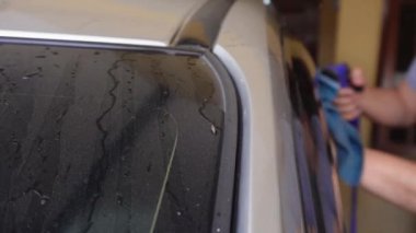 Evdeki arabayı yıka, ön kapıyı tuvalet kâğıdıyla sil.