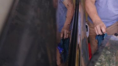 Evdeki arabayı yıka, ön kapıyı tuvalet kâğıdıyla sil.