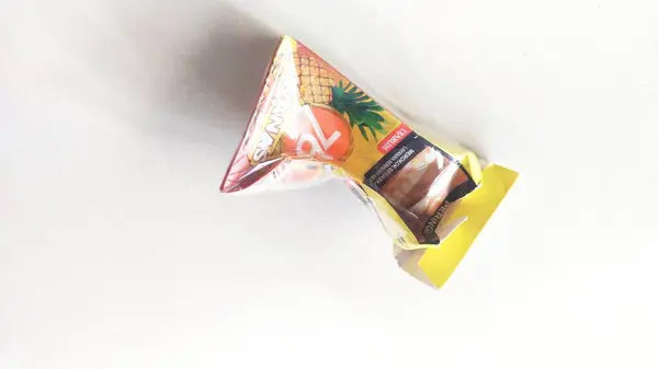 Bandung, Endonezya - 19 Ekim 2024; Djarum 76 markalı buruşuk sigara paketi, ananas aromalı, beyaz arka planda 12 karanfil sigarası bulunan yerel sigara