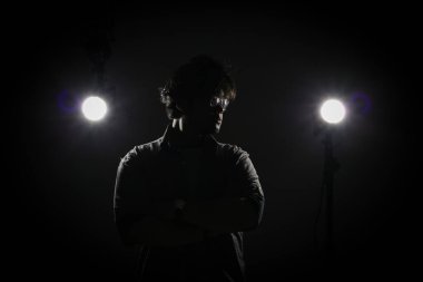 Karanlıktaki bir adamın portresi. Işıklı siyah ortam
