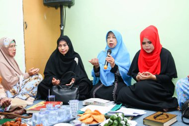 Bandung, Endonezya - 5 Mayıs 2016; İslam 'da şükran günü birlikte dua eden kadınlar