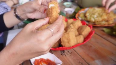 Sumedang, Batı Java, Endonezya 'da bir tofu restoranında birlikte yemek yiyorlar. Tofu menüsünün dışında, Longong (yapışkan pirinç) ve börek, sambal veya sos ile servis edilir.