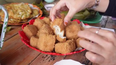 Sumedang, Batı Java, Endonezya 'da bir tofu restoranında birlikte yemek yiyorlar. Tofu menüsünün dışında, Longong (yapışkan pirinç) ve börek, sambal veya sos ile servis edilir.