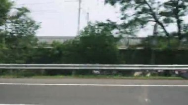 Yolcu penceresi görüntüsü, otobanda araba kullanmak araçlarla çok meşgul olmayan bir durum.