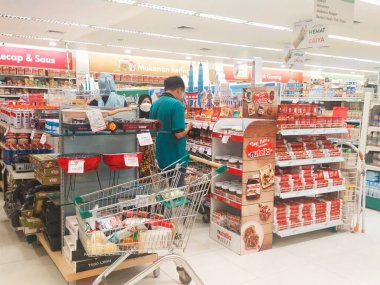 Bandung, Endonezya - 2 Ocak 2024: bir süpermarkette Nutella, süt ürünleri, bisküvi, fındık ve diğer atıştırmalıklar için raflar